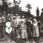 Grupa robotników polskich zatrudnionych przy kopaniu kanału