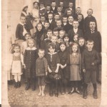 1918 grupa dzieci i młodzieży na schodach pana J. stasierskiego w Rynku