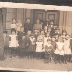 1918 grupa dzieci i młodzieży na schodach pana J. stasierskiego w Rynku