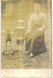 Kazimierz Leja z mamą 1919r.
