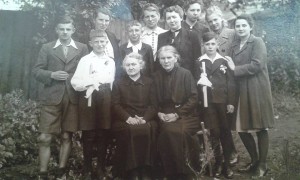 Lata 30-te Pierwszy z lewej St. Stawski siedzi z prawej Pani Dalska