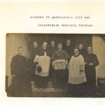 w środku: Ks. Arcybiskup Dalbor z lewej: Ks. Zborowski - dziekan z prawej: Ks. Ruszczyński - proboszcz